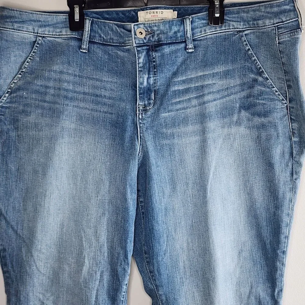 Torrid Denim Women's Jeans Blue‎ Plus Size 24R Whiskers Stone Wash